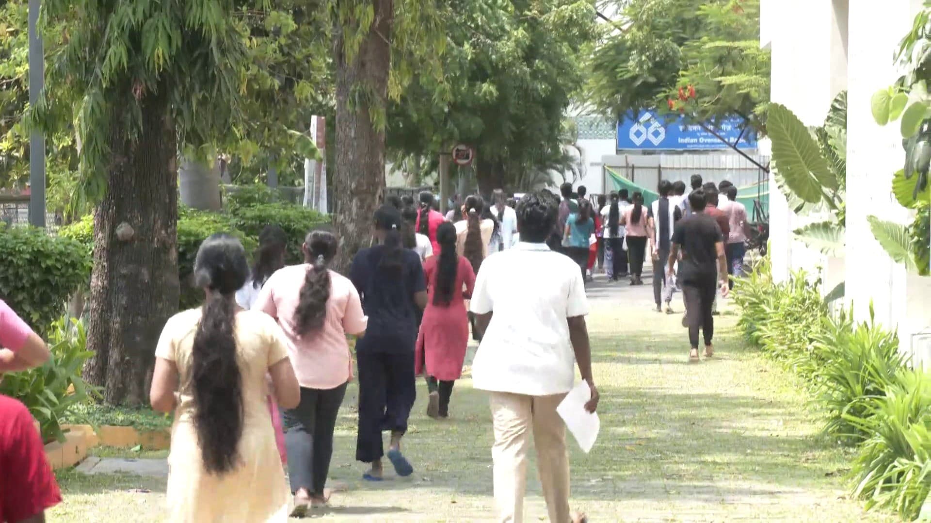 புதுக்கல்லூரி நீட் தேர்வு மையத்தில் திருமண நிகழ்ச்சிக்கு ஏற்பாடு