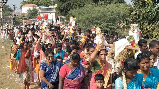 32 ஆண்டுகளுக்குப் பிறகு அடைக்கலம் காத்த அய்யனாருக்கு மண் குதிரை நேர்த்திக்கடன்