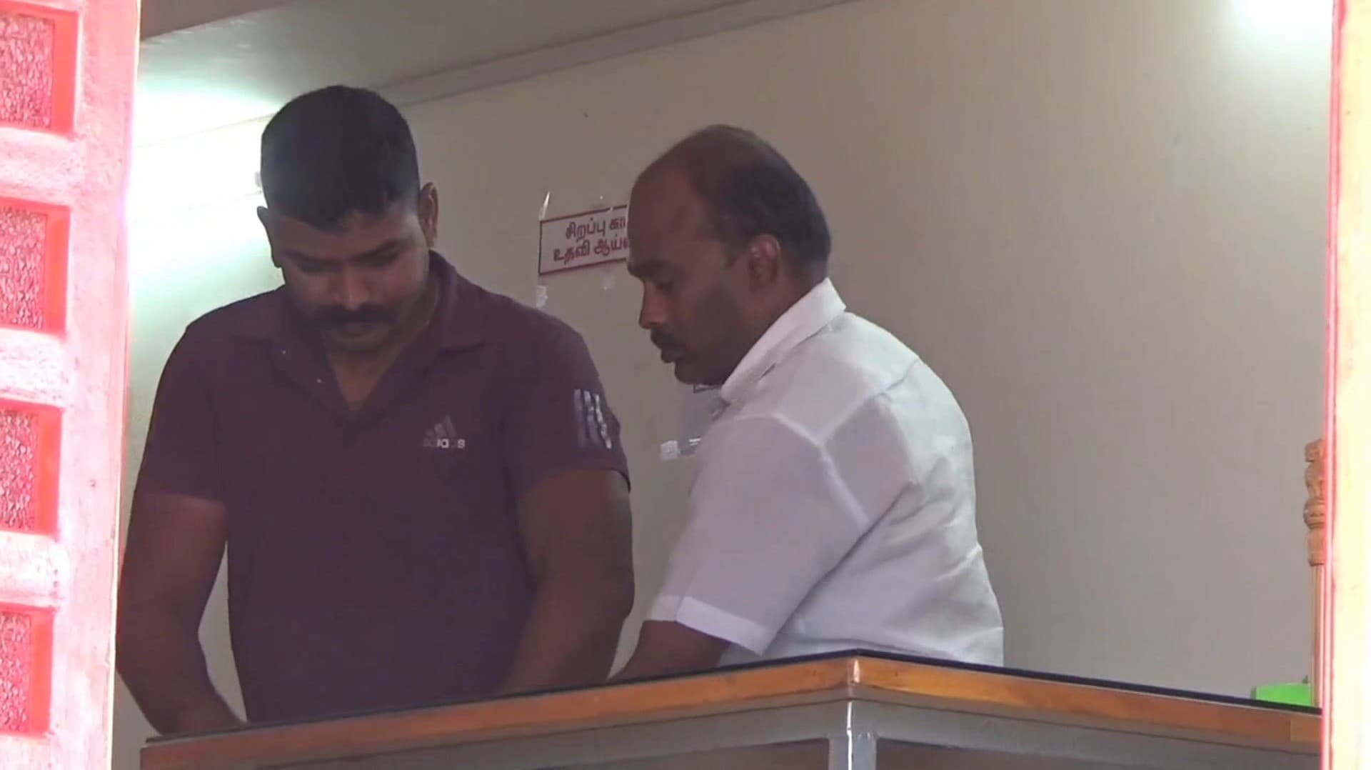 பூஜை செய்து 2 தங்கக்காசுகளை எடுத்து நாடகம்...  ரூ.8 லட்சம் மோசடி செய்த கும்பல் கைது