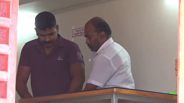 பூஜை செய்து 2 தங்கக்காசுகளை எடுத்து நாடகம்...  ரூ.8 லட்சம் மோசடி செய்த கும்பல் கைது