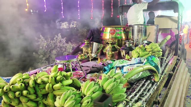 இரண்டு டிராக்டர்களில் எடுத்துச் செல்லப்பட்ட தாய்மாமன் சீர்