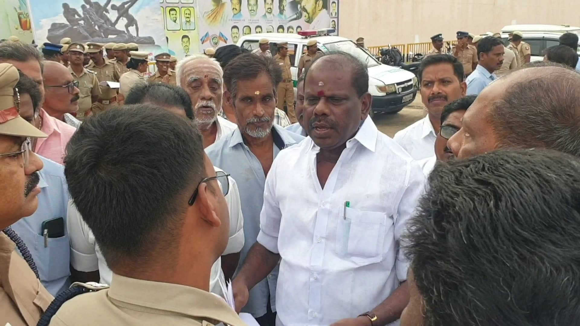 எம்.ஆர்.எப். ஆலை வாசலில் கூட்டம் நடத்த முயன்ற அதிமுக தொழிற்சங்கத்தினர் கைது..!