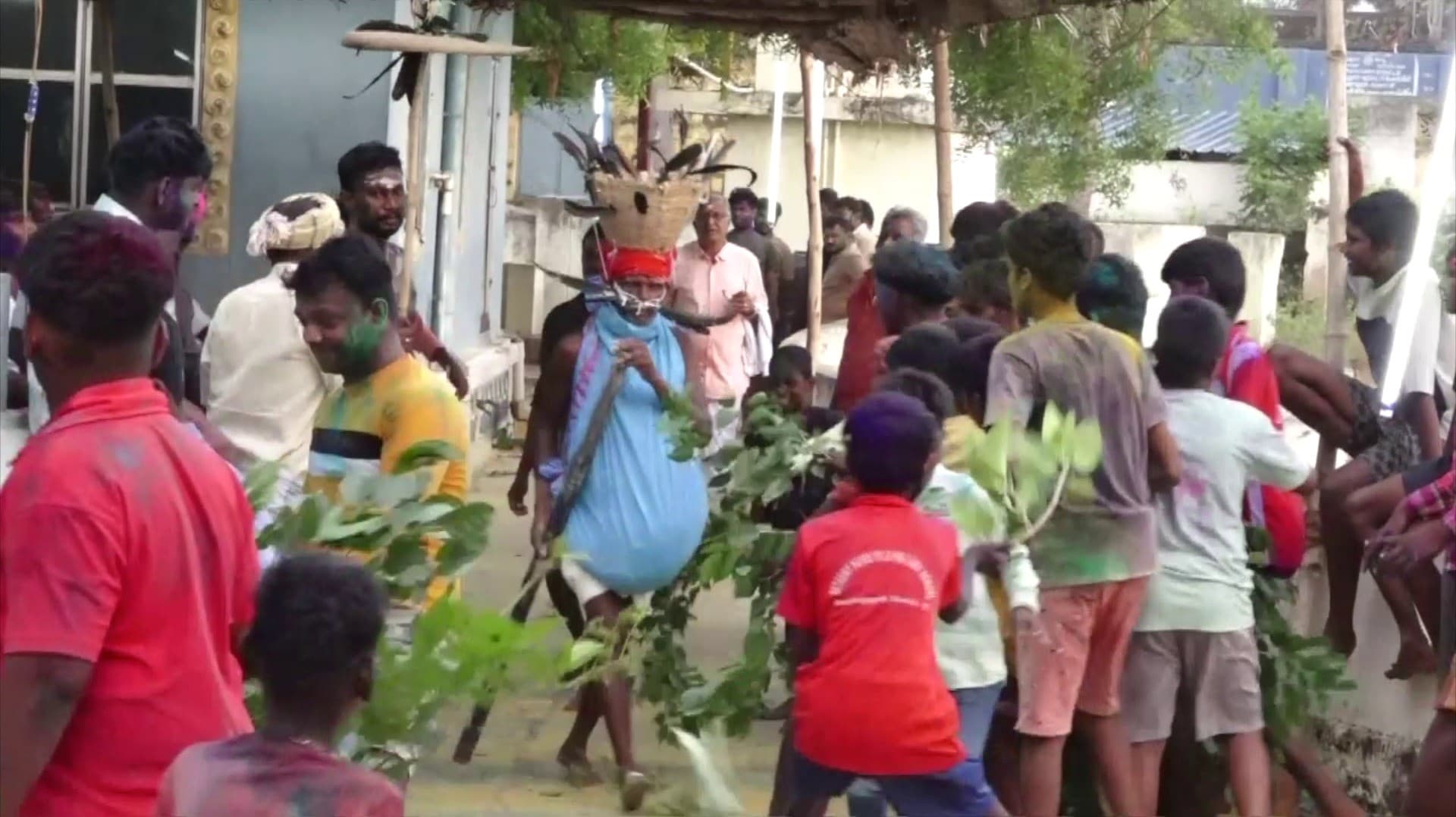 கையில் உலக்கையோடு இளைஞர்களை துரத்தும் விநோத விழ.. முகத்தில் சாயம் பூசிக் கொண்டு பக்தர்கள் உற்சாகம்..