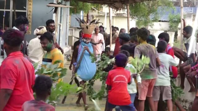 கையில் உலக்கையோடு இளைஞர்களை துரத்தும் விநோத விழ.. முகத்தில் சாயம் பூசிக் கொண்டு பக்தர்கள் உற்சாகம்..
