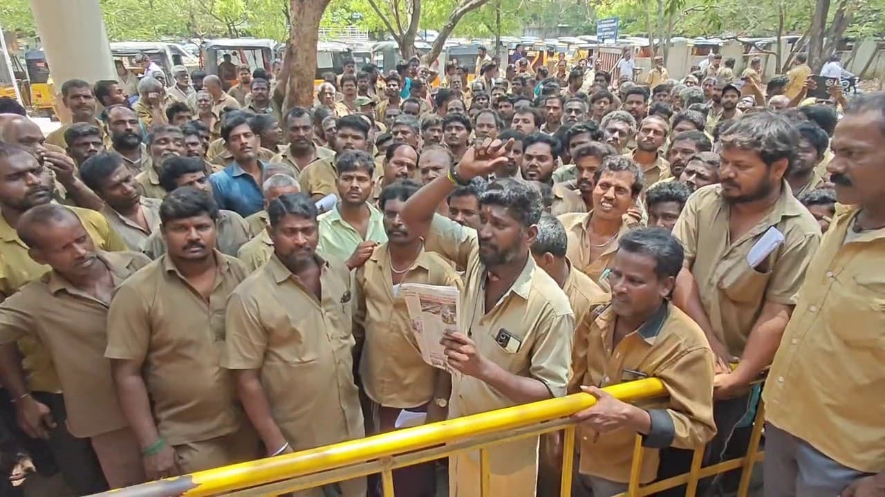 திருவண்ணாமலை ஆர்டிஒ அலுவலகம் முன்பு குவிந்த 500 ஆட்டோ ஓட்டுனர்கள்.. காரணம் என்ன?