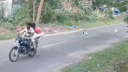 மேய்ச்சலுக்காக கட்டியிருந்த ஆடு திருட்டு.. பைக்கில் வந்த இளைஞர்கள் ஆட்டினை திருடிச்செல்லும் சிசிடிவி..!