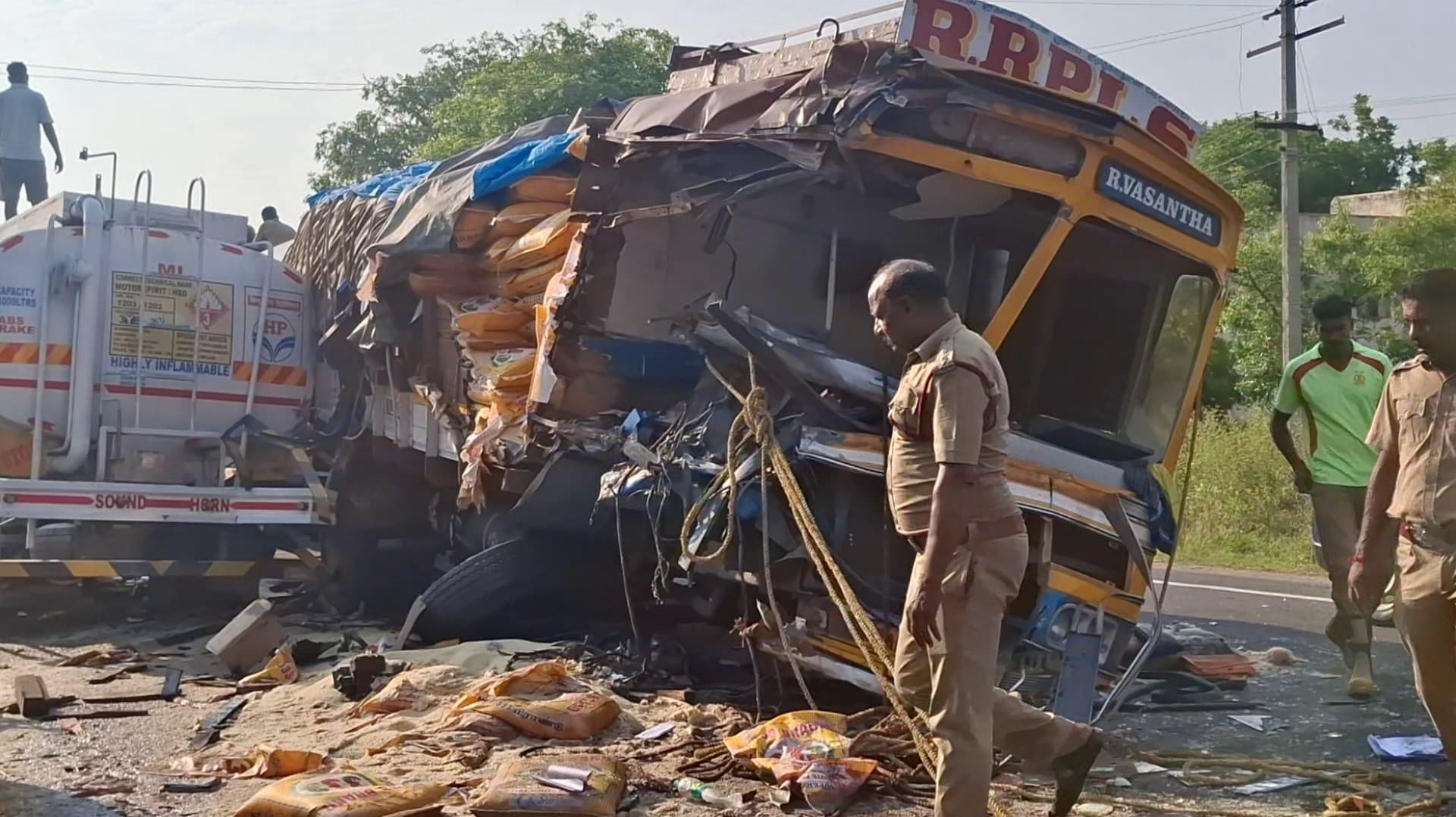 அரிசி லாரியும் பெட்ரோல் டேங்கர் லாரியும் நேருக்கு நேர் மோதி விபத்து