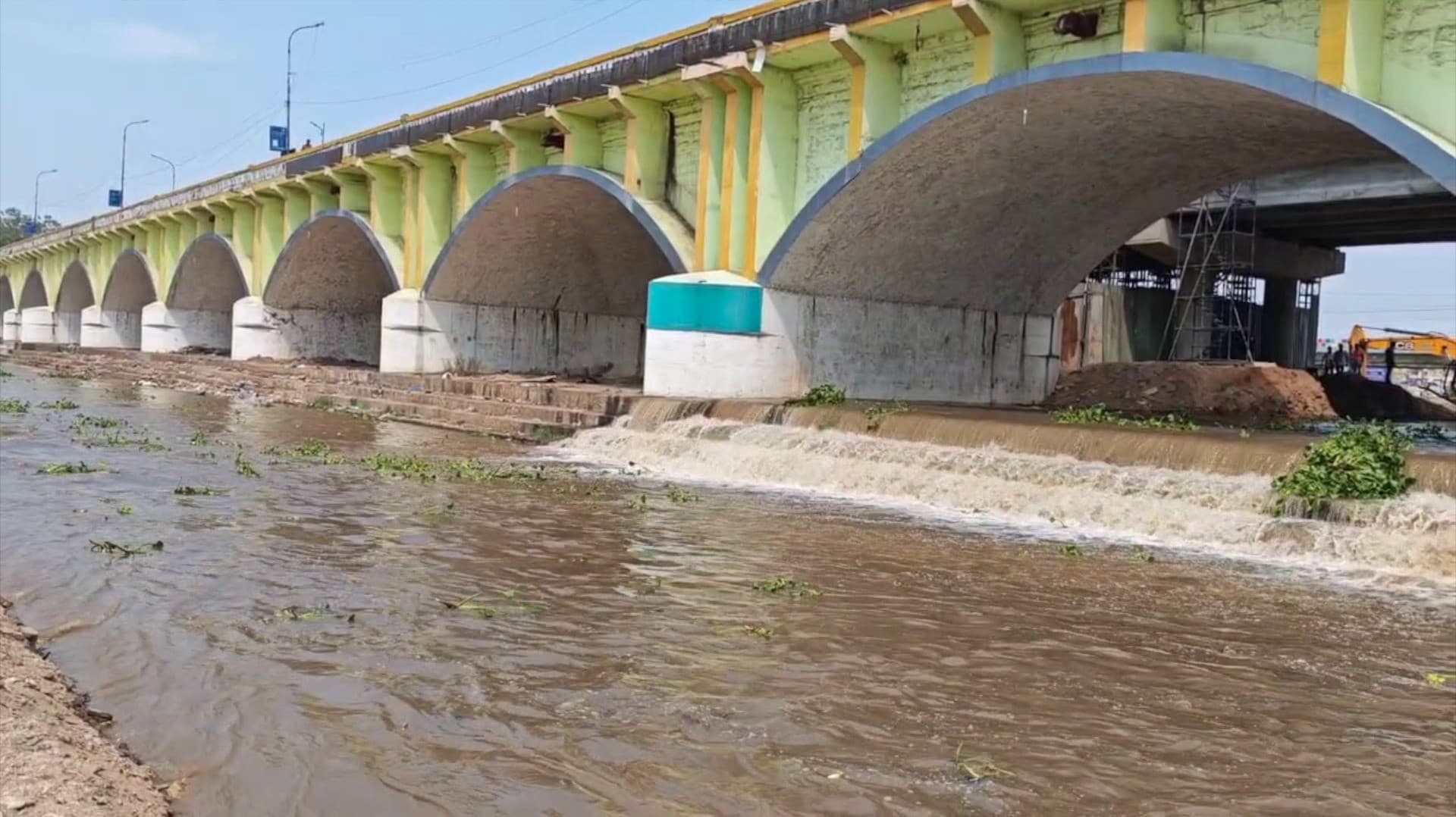 சித்திரை திருவிழாவிற்காக வைகை அணையில் இருந்து திறக்கப்பட்ட தண்ணீர் மதுரை வந்தடைந்தது..