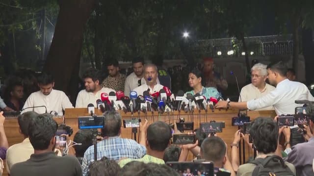 பங்களாதேஷில் முன்னாள் பிரதமர் ஷேக் ஹசீனாவின் கட்சிக்குத் தடை