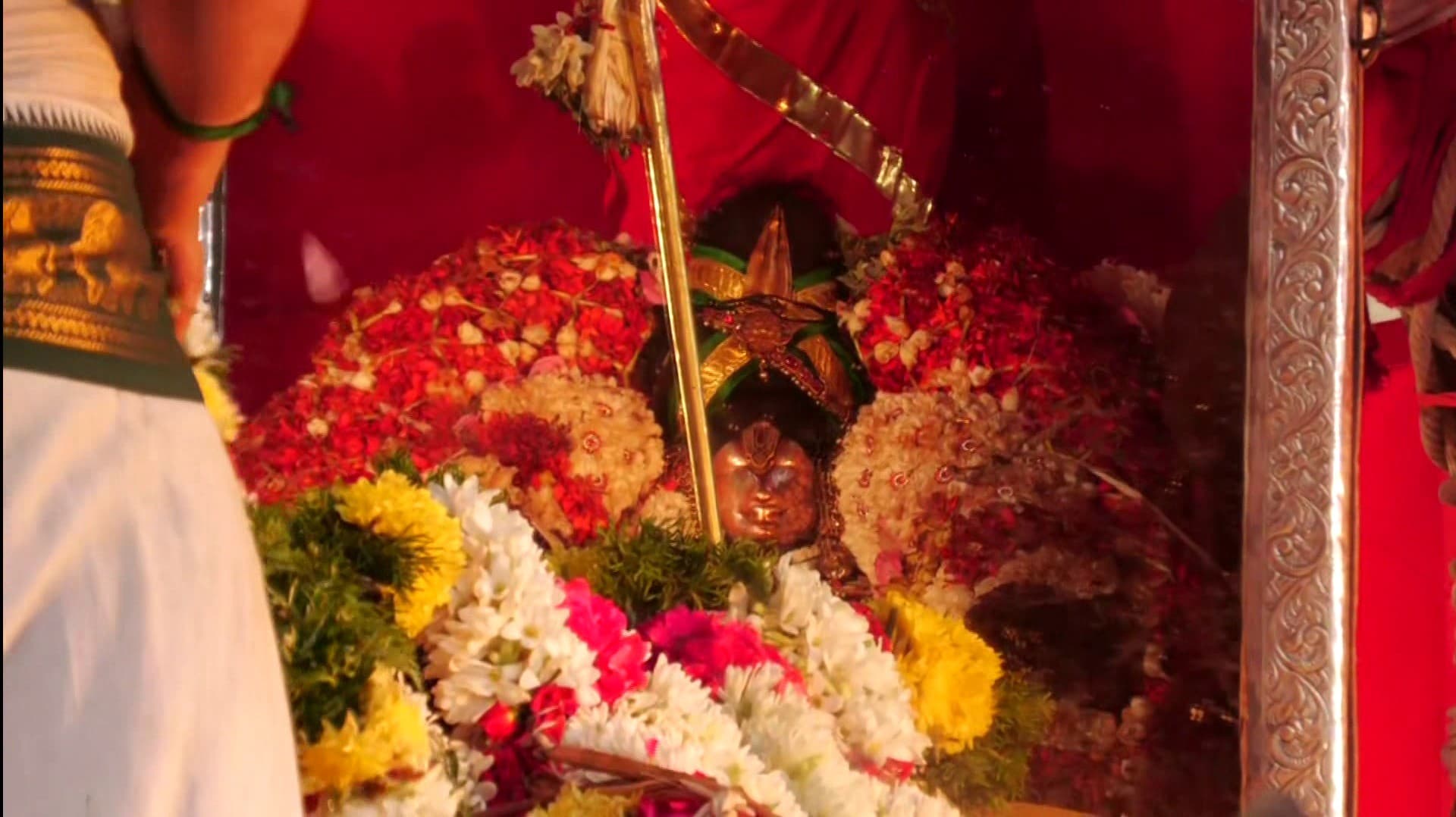 சித்திரைத் திருவிழா - தங்கப்பல்லக்கில் மதுரை வந்தடைந்தார் கள்ளழகர்