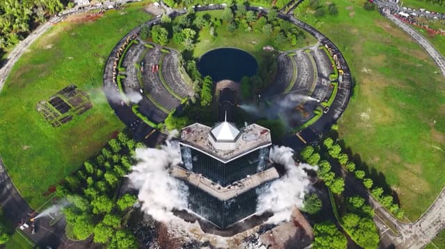 நியூ ஜெர்சியின் அடையாளமாக இருந்த கண்ணாடி ஹோட்டல் இடிப்பு..!