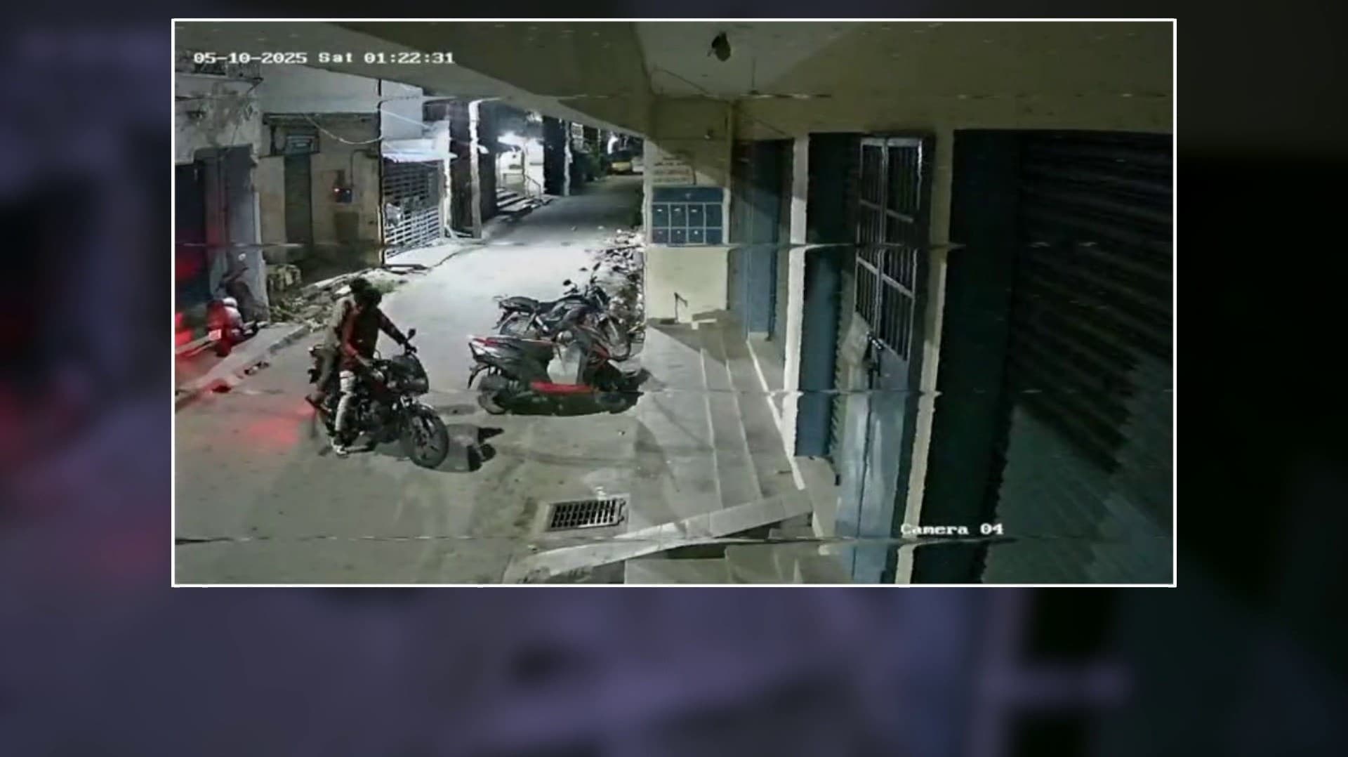 கடை வாசலில் நிறுத்திவைக்கப்பட்டிருந்த பைக்கை நூதனமாக திருடிச்சென்ற இளைஞர்கள்