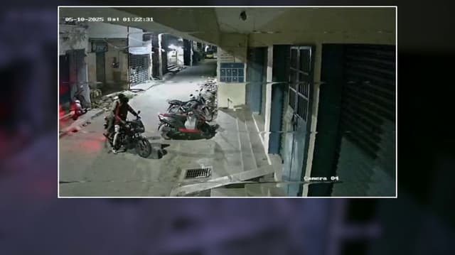கடை வாசலில் நிறுத்திவைக்கப்பட்டிருந்த பைக்கை நூதனமாக திருடிச்சென்ற இளைஞர்கள்