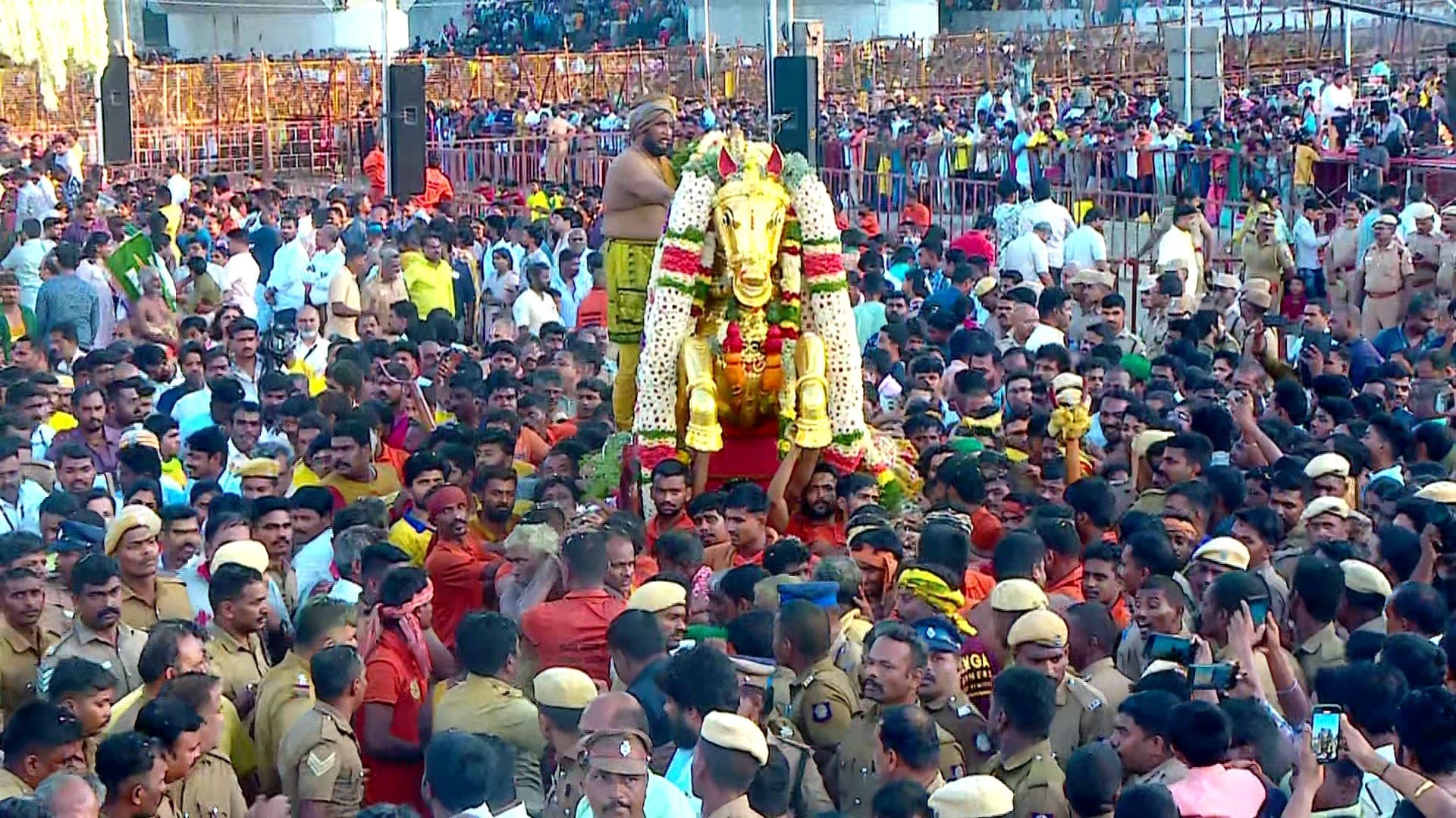 பச்சைப் பட்டுடுத்தி வைகை ஆற்றில் இறங்கினார் கள்ளழகர்