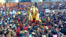 பச்சைப் பட்டுடுத்தி வைகை ஆற்றில் இறங்கினார் கள்ளழகர்