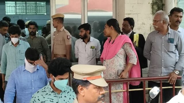 பொள்ளாச்சி பாலியல் வழக்கில் சற்று நேரத்தில் தீர்ப்பு - நீதிமன்ற கதவுகள் மூடப்பட்டன