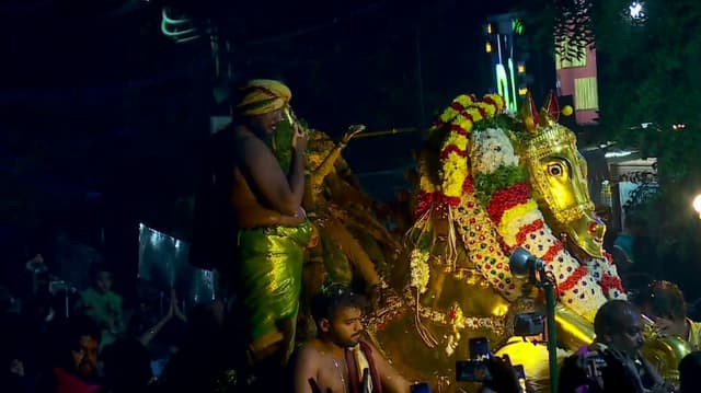 மாலை கள்ளழகர் மண்டூக முனிவருக்கு சாப விமோசனம் அளிக்கும் நிகழ்வு