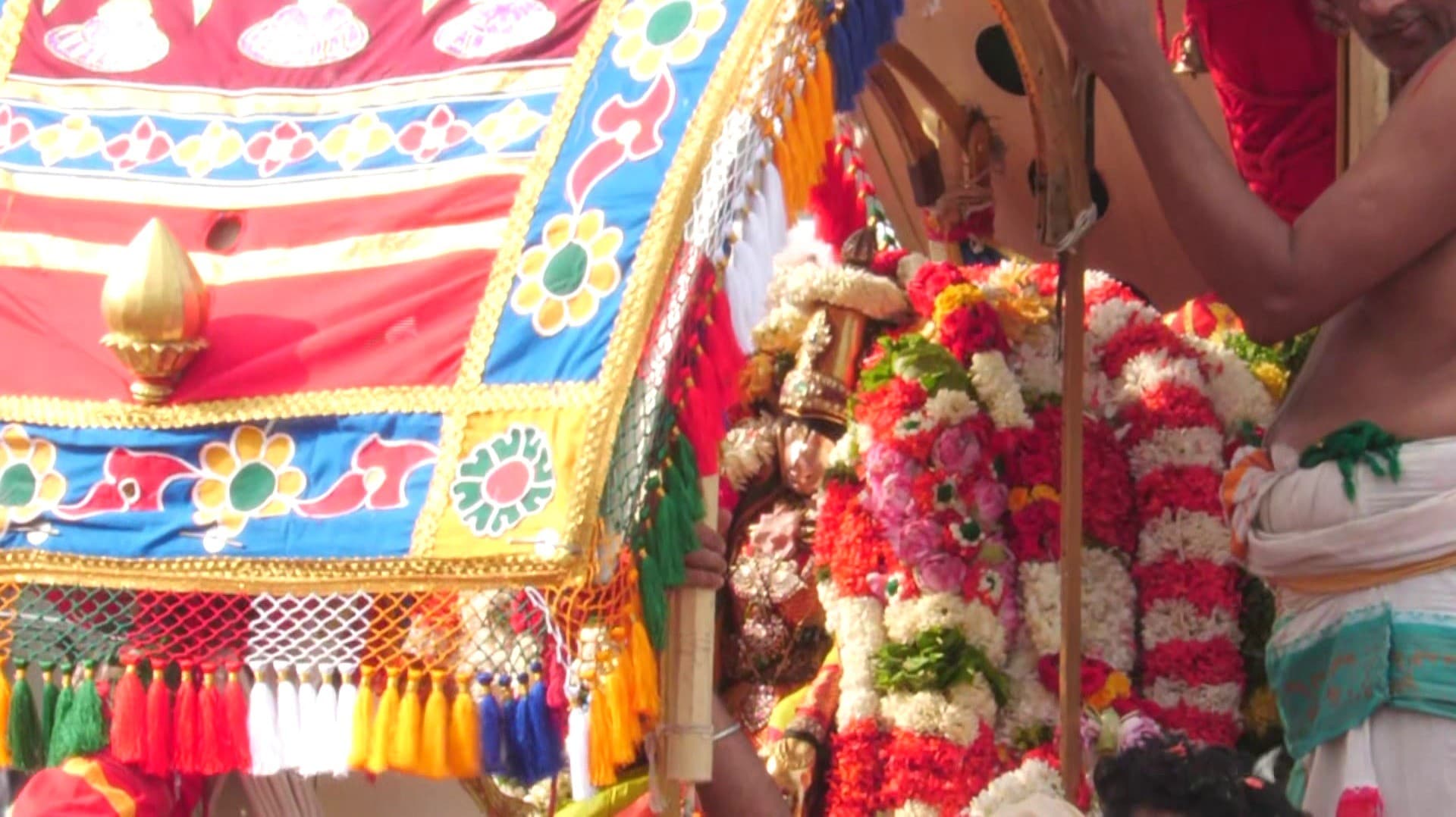 தடம் பார்க்க வைகை ஆற்றில் எழுந்தருளிய கள்ளழகர்..! ராஜாங்க கோலத்தில் பல்லக்கில் வந்த அழகரை தரிசித்த மக்கள்..!