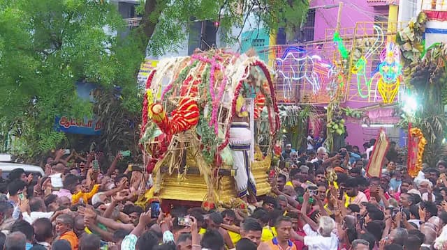 சித்திரைத் திருவிழா  - பூப்பல்லக்கில் எழுந்தருளிய கள்ளழகரை தரிசனம் செய்த பக்தர்கள்
