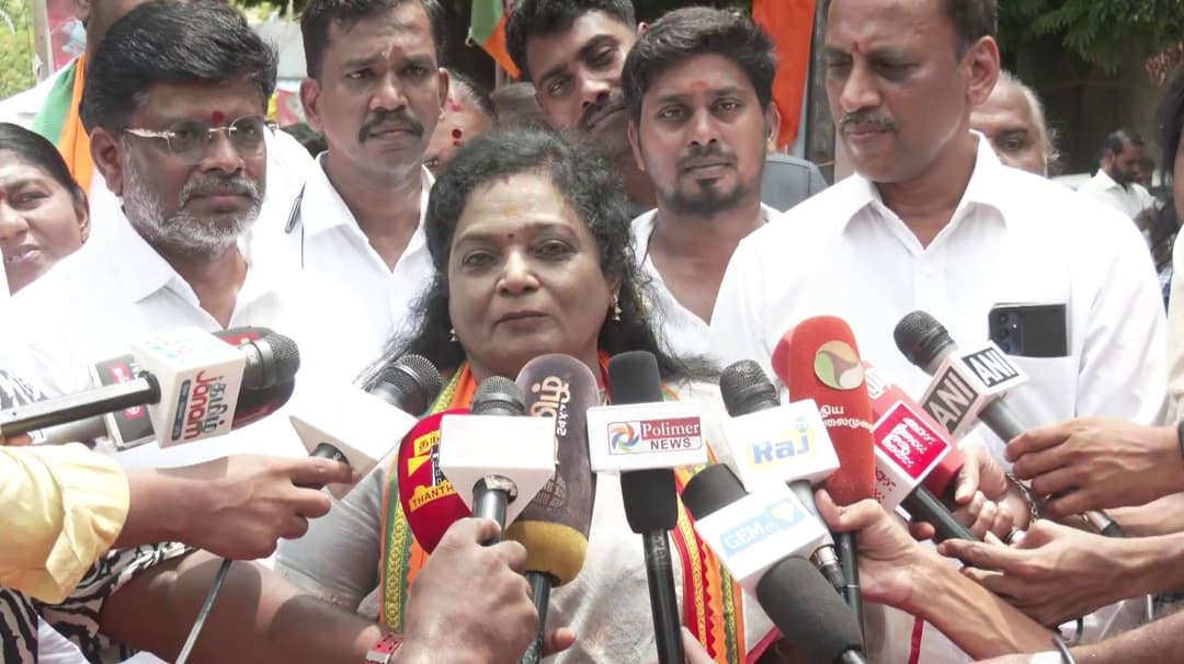 சூரியனின் தொல்லை தாங்கமுடியவில்லை என்பதால் முதலமைச்சரே ஊட்டிக்கு ஃபோட்டோஷூட் எடுக்க சென்று விட்டார் - தமிழிசை விமர்சனம்