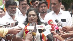 சூரியனின் தொல்லை தாங்கமுடியவில்லை என்பதால் முதலமைச்சரே ஊட்டிக்கு ஃபோட்டோஷூட் எடுக்க சென்று விட்டார் - தமிழிசை விமர்சனம்