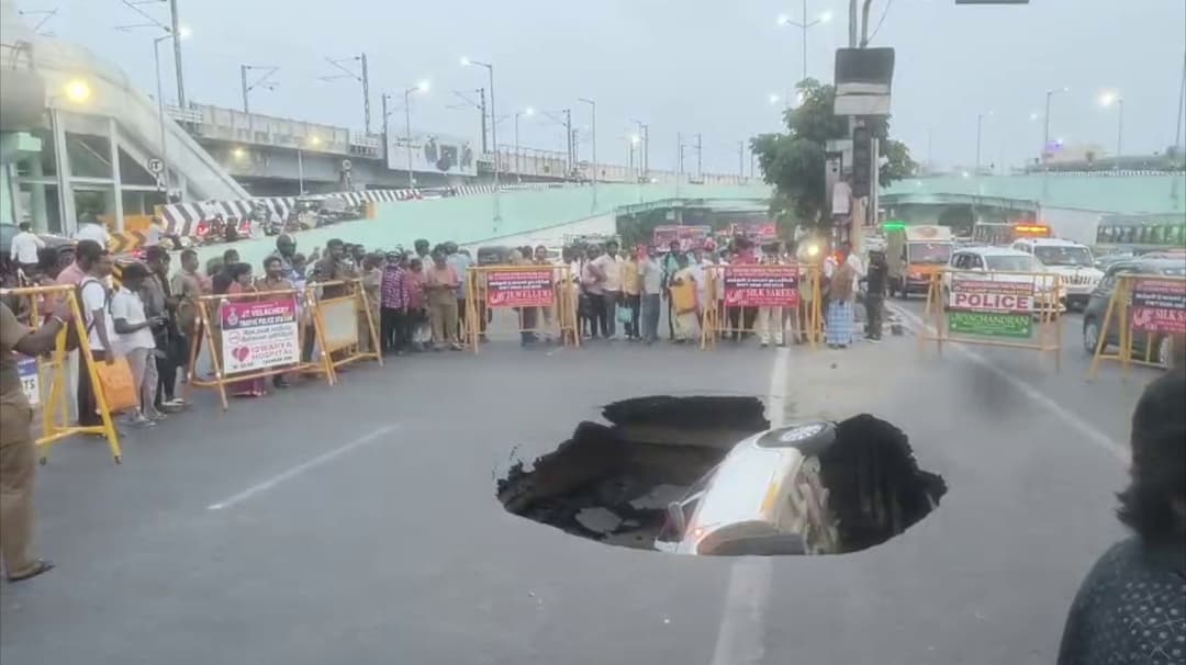 தரமணி ராஜீவ்காந்தி சாலையில் உண்டான பள்ளத்தை மூடும் பணி தீவிரம்..