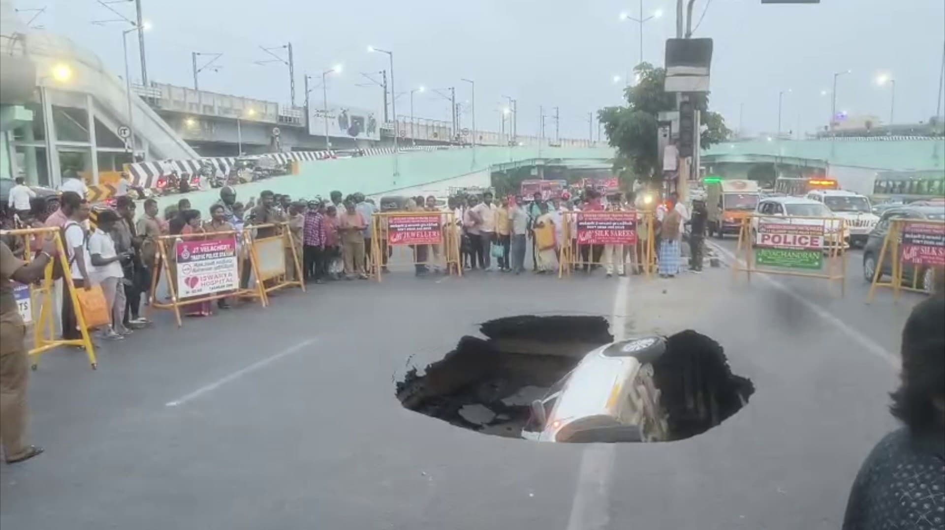 தரமணி ராஜீவ்காந்தி சாலையில் உண்டான பள்ளத்தை மூடும் பணி தீவிரம்..