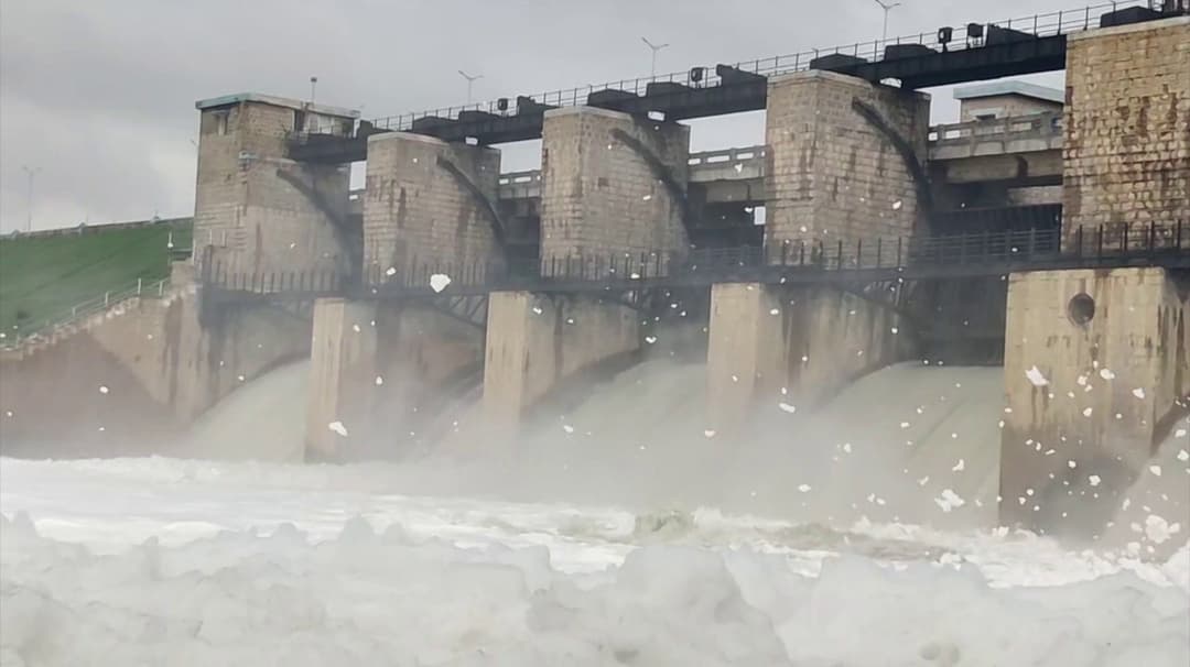 கெலவரப்பள்ளி அணையில் இருந்து வெளியேறும் ரசாயன நுரைகள்..