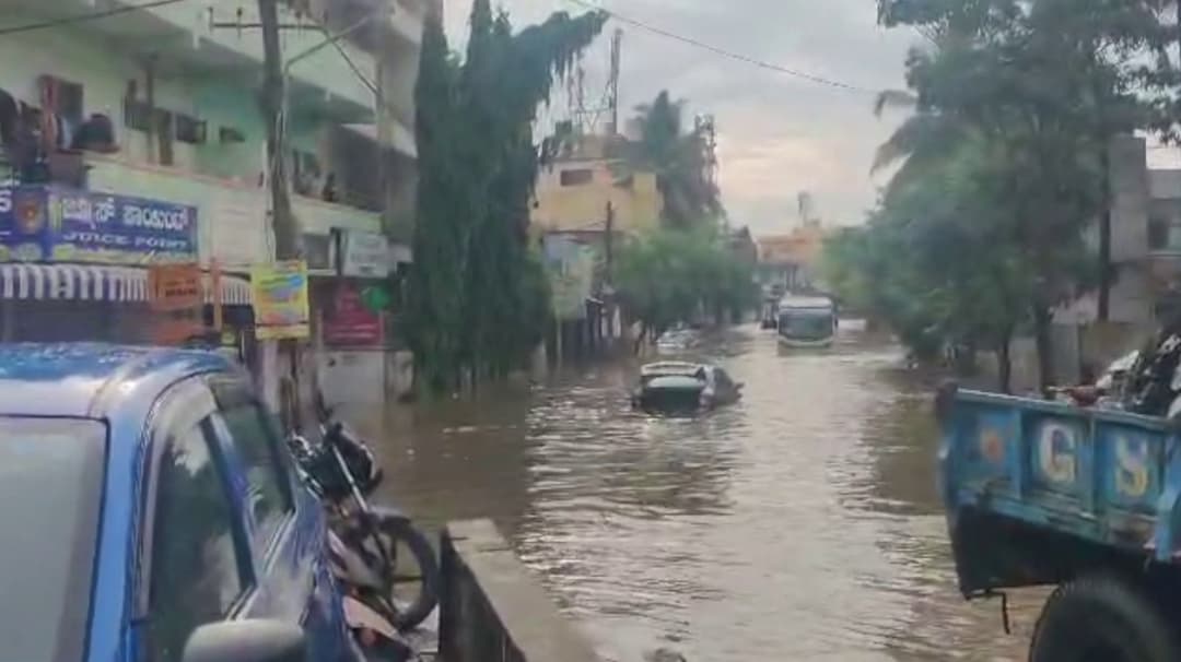 பெங்களூருவில் கொட்டித் தீர்த்த கனமழையால் வீடுகளுக்குள் வெள்ளம்.. மீட்புப் பணிகள் தீவிரம்..