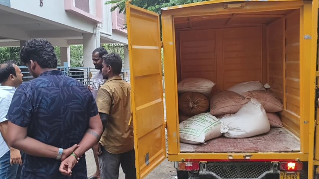 ரேஷன் அரிசி கடத்திய அலுவலரை சுற்றி வளைத்த மக்கள்