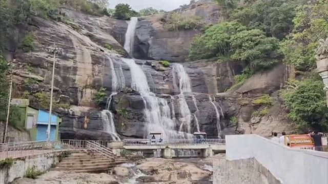 தொடர் கனமழையால் குற்றாலம் அருவிகளில் நீர்வரத்து அதிகரிப்பு..  சுற்றுலாப் பயணிகள் குளிக்கத் தடை..
