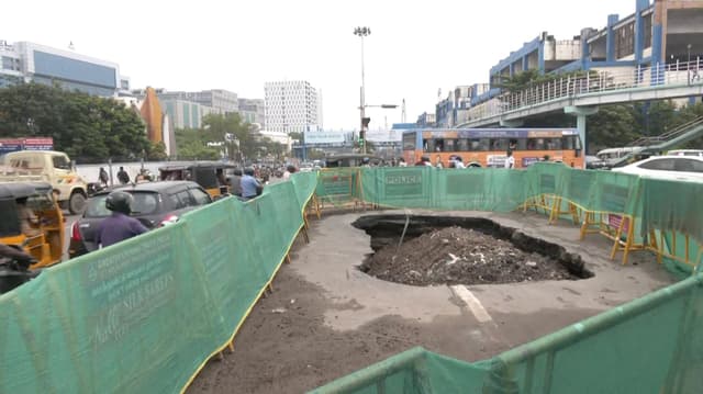 தரமணி சிக்னலில் ஏற்பட்ட பெரிய பள்ளத்தை மூடும் பணி பாதிப்பு..