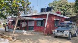 துப்பாக்கியால் நாயை சுட்ட ஓய்வுப் பெற்ற அதிகாரி.. கைது செய்த போலீசார்..