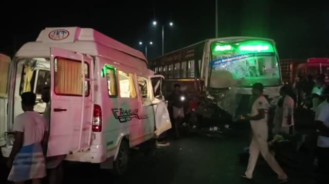 டெம்போ வேனும், அரசுப் பேருந்தும் நேருக்கு நேர் மோதி விபத்து - 6 பேர் உயிரிழப்பு