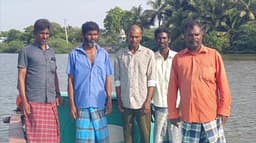 நடுக்கடலில் நாகை மீனவர்களிடம் இலங்கை கடற்படை அத்துமீறல்