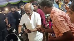 ஆஸ்ரம் பள்ளியில் நடைபெற்ற  விண்வெளி அறிவியல் கண்காட்சியை பார்வையிட்ட ரஜினிகாந்த்