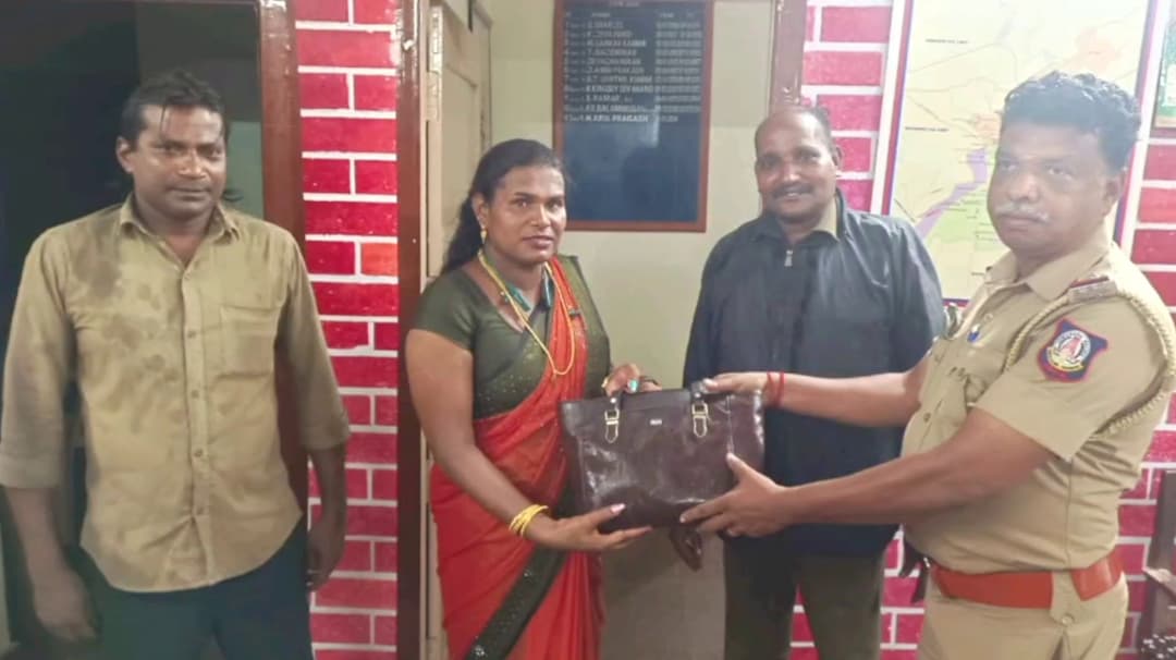 திருநங்கை தவற விட்ட 20 சவரன் நகையை ஒப்படைத்த ஆட்டோ டிரைவர்