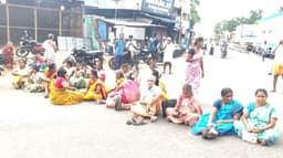 பெண்கள் குளிப்பதை வீடியோ எடுத்த இளைஞர்களை பிடித்து கொடுத்தும் தப்பவிட்ட காவலர்கள்