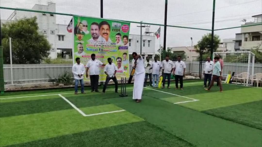 Turf-இல் பேட்டிங் செய்து இளைஞர்களை உற்சாகப்படுத்திய எஸ்.பி.வேலுமணி