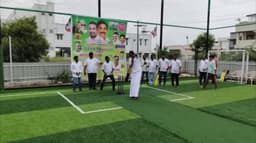 Turf-இல் பேட்டிங் செய்து இளைஞர்களை உற்சாகப்படுத்திய எஸ்.பி.வேலுமணி