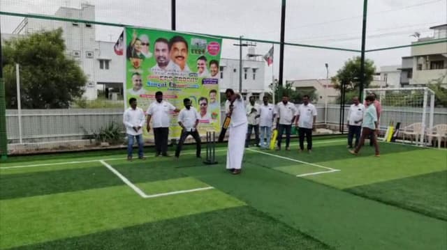 Turf-இல் பேட்டிங் செய்து இளைஞர்களை உற்சாகப்படுத்திய எஸ்.பி.வேலுமணி
