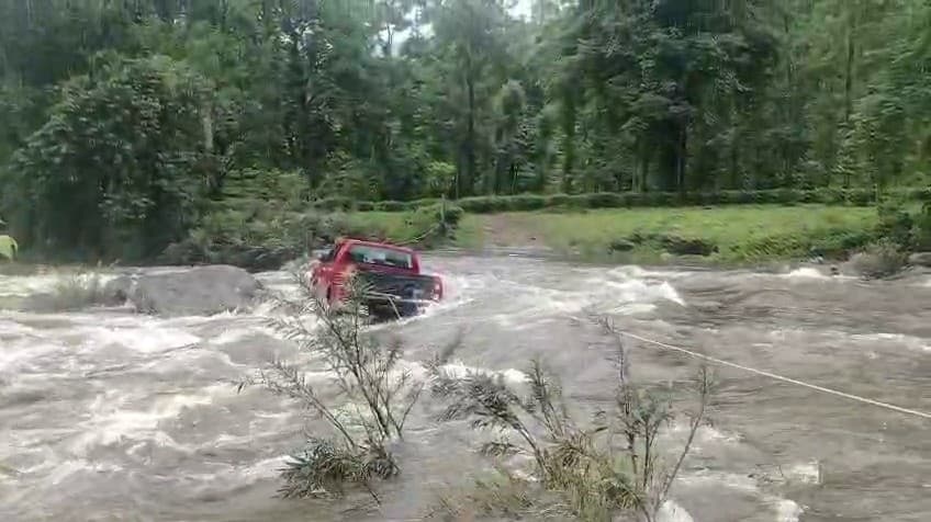 வெள்ளப்பெருக்கில் இரவோடு இரவாக அடித்துச் செல்லப்பட்ட கார்