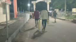 அரசு மருத்துவமனையில் இளைஞரை கடித்த பாம்பை கொன்று எடுத்து வந்த மக்கள்.. திடீர் பரபரப்பு..