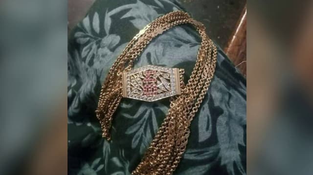 கோயில் வளாகத்தில் தவற விடப்பட்ட ரூ.10 லட்சம் மதிப்புள்ள நகை.. கண்டெடுத்து ஒப்படைத்த டீ வியாபாரிக்கு பாராட்டு..