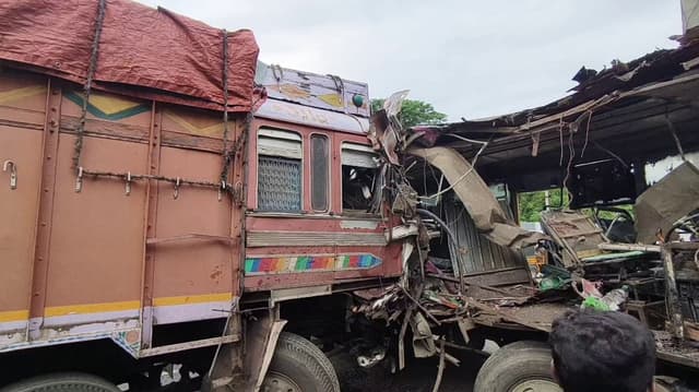 ஆம்பூர் அருகே அரசு பேருந்து மீது லாரி மோதி விபத்து.. 15 பேர் காயம்..