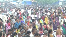 வைகாசி அமாவாசையை முன்னிட்டு அக்னி தீர்த்தக்கடலில் புனித நீராடி முன்னோர்களுக்கு தர்ப்பணம் கொடுத்த பக்தர்கள்..!