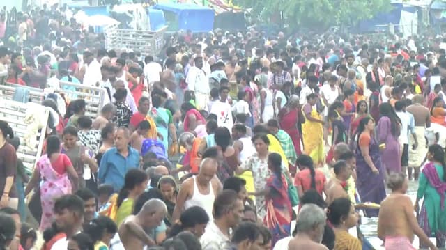 வைகாசி அமாவாசையை முன்னிட்டு அக்னி தீர்த்தக்கடலில் புனித நீராடி முன்னோர்களுக்கு தர்ப்பணம் கொடுத்த பக்தர்கள்..!