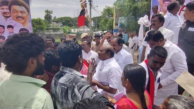 அமைச்சர்களை முற்றுகையிட்ட உள்ளூர்வாசிகள்... பட்டமங்களம் குளத்தை தூர் வாரித் தருமாறு கோரிக்கை