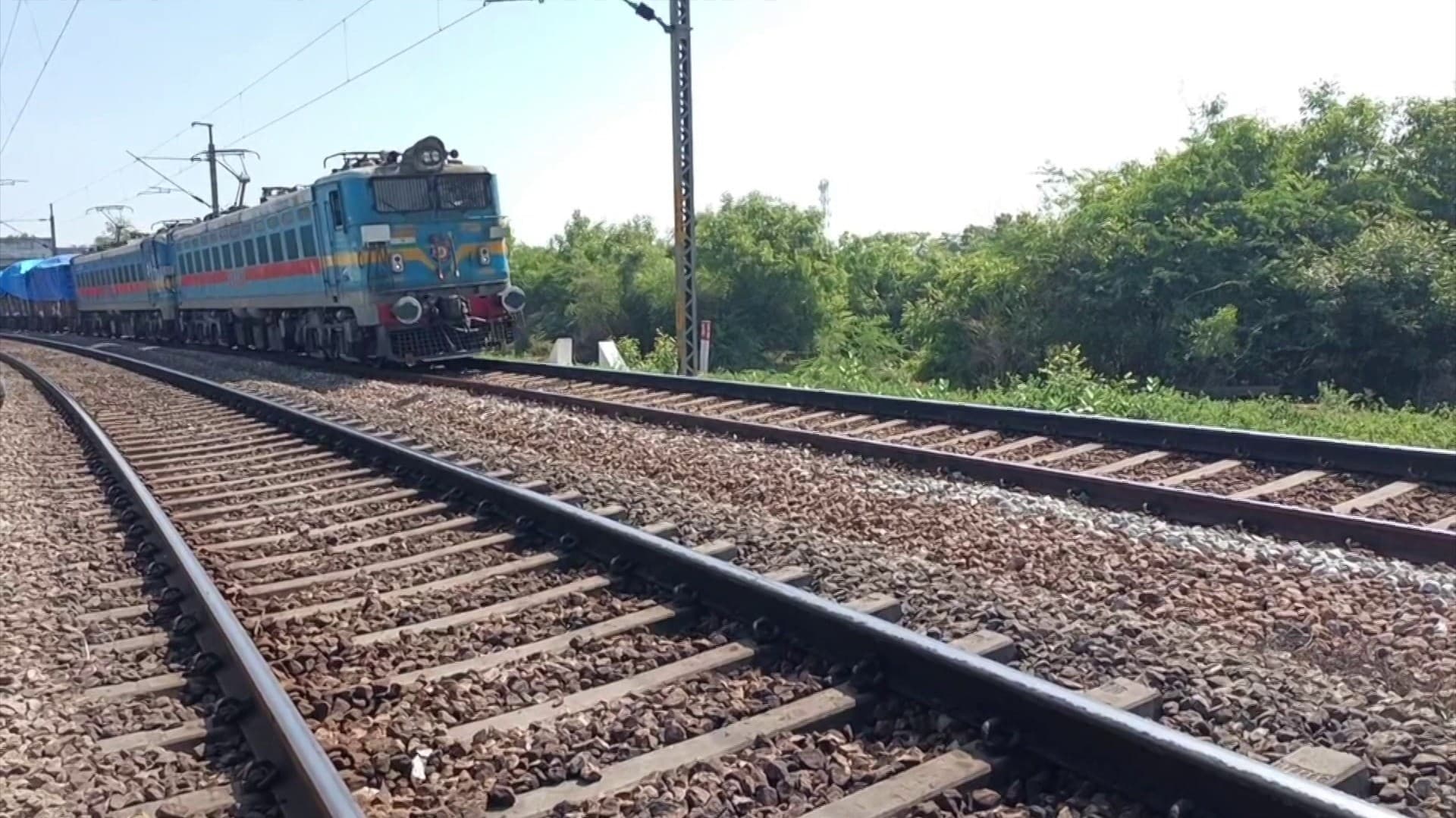 சரக்கு ரயிலின் மேற்கூரை மீது ஏறிய மாணவர் மீது மின்சாரம் பாய்ந்தது