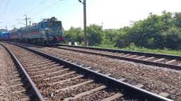 சரக்கு ரயிலின் மேற்கூரை மீது ஏறிய மாணவர் மீது மின்சாரம் பாய்ந்தது
